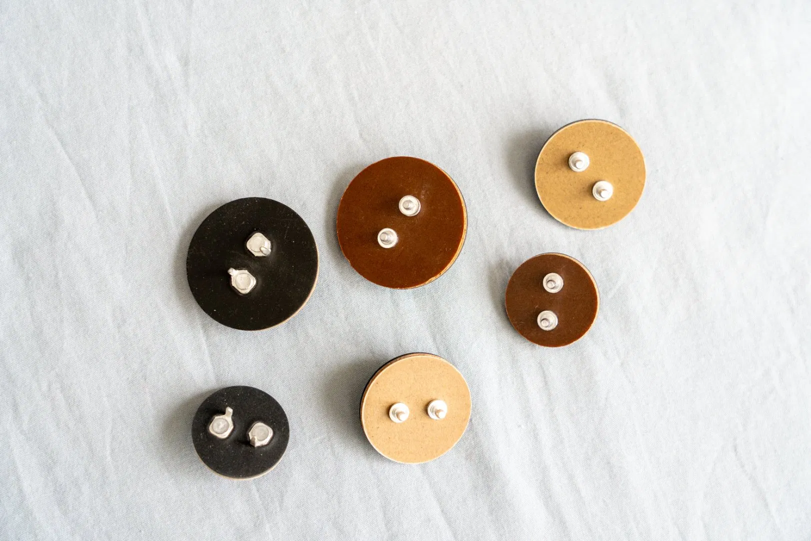 Durable Round Electrolyte Capacitor Cover Plate with Threaded Connection for Industrial Use