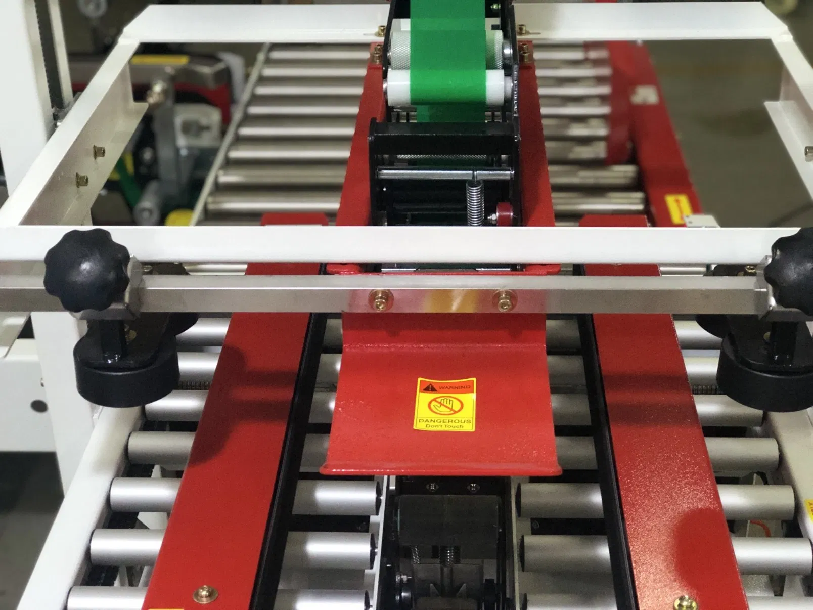High Speed Carton Sealing Machine with Dual Side Belt Drive System SDW-FA500