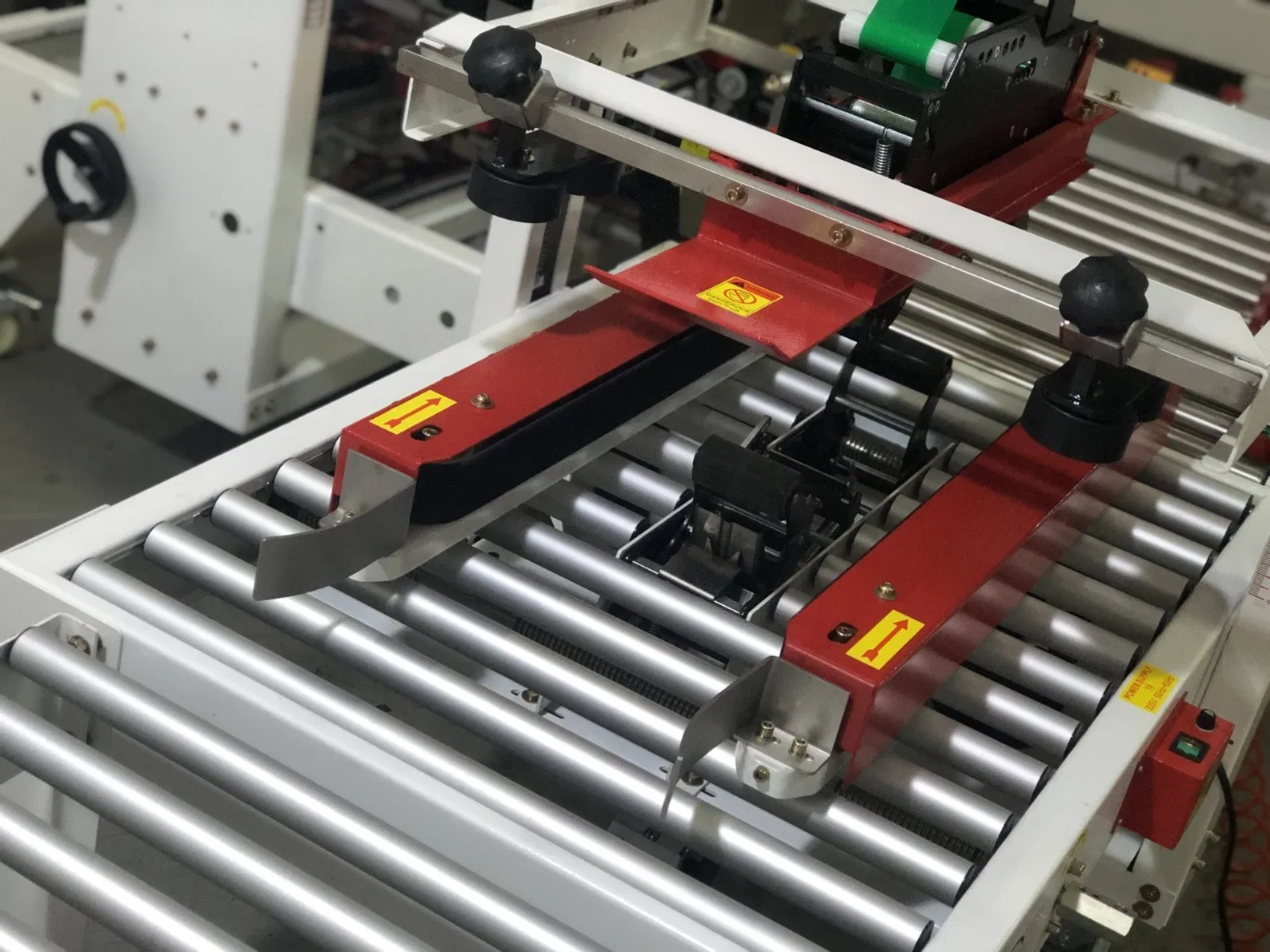 High Speed Carton Sealing Machine with Dual Side Belt Drive System SDW-FA500