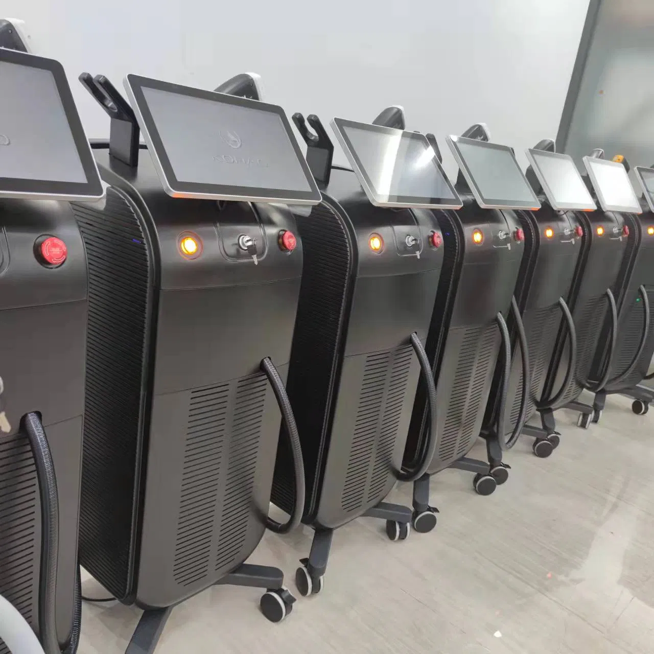 Professional Triple Wavelength 755nm 808nm 1064nm Diode Laser Hair Removal Machine for Salon and Home Use