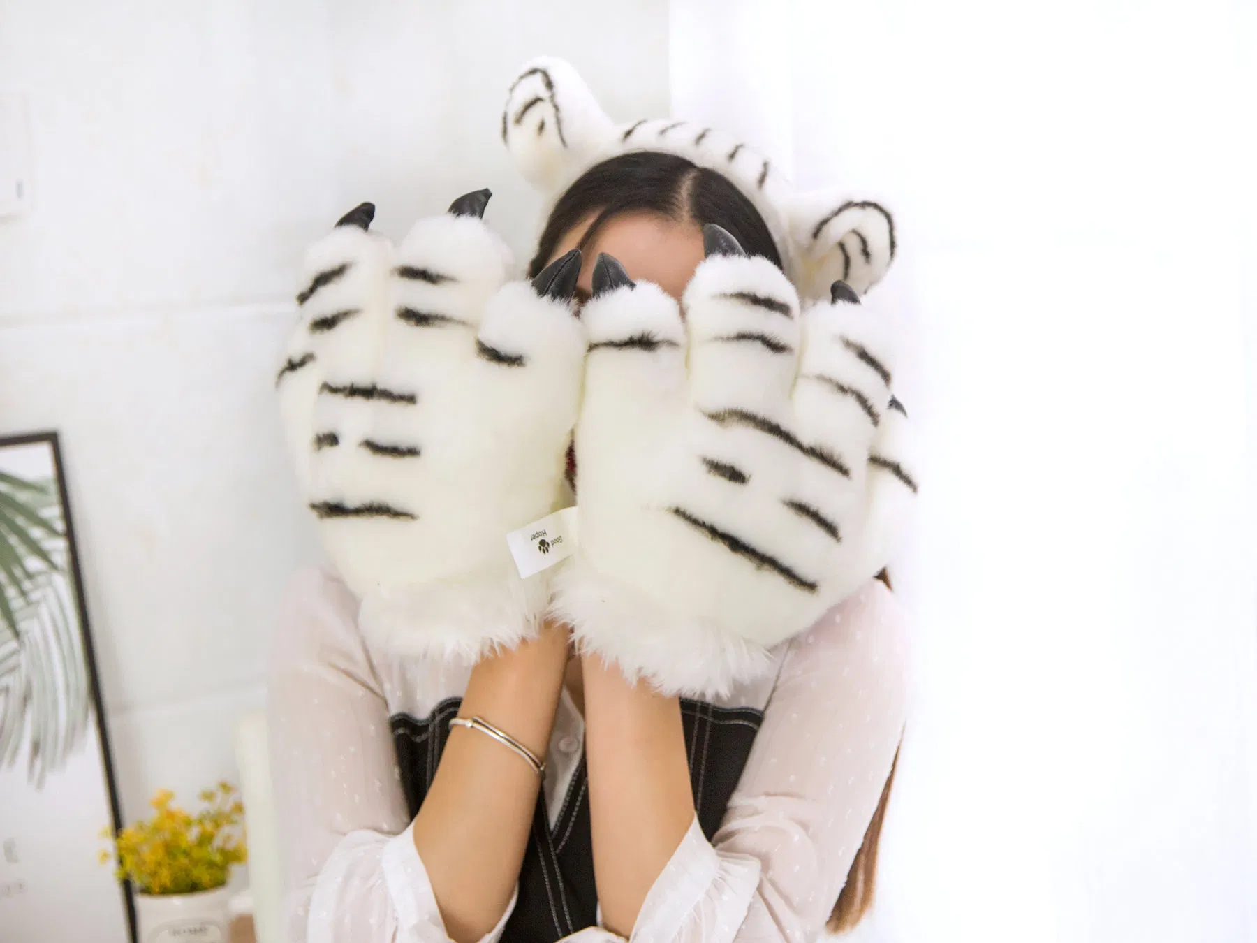 Tiger Claw Kids Plush Gloves – Factory Price No Middleman, 25*24cm, MOQ 1000pcs, OEM Supported