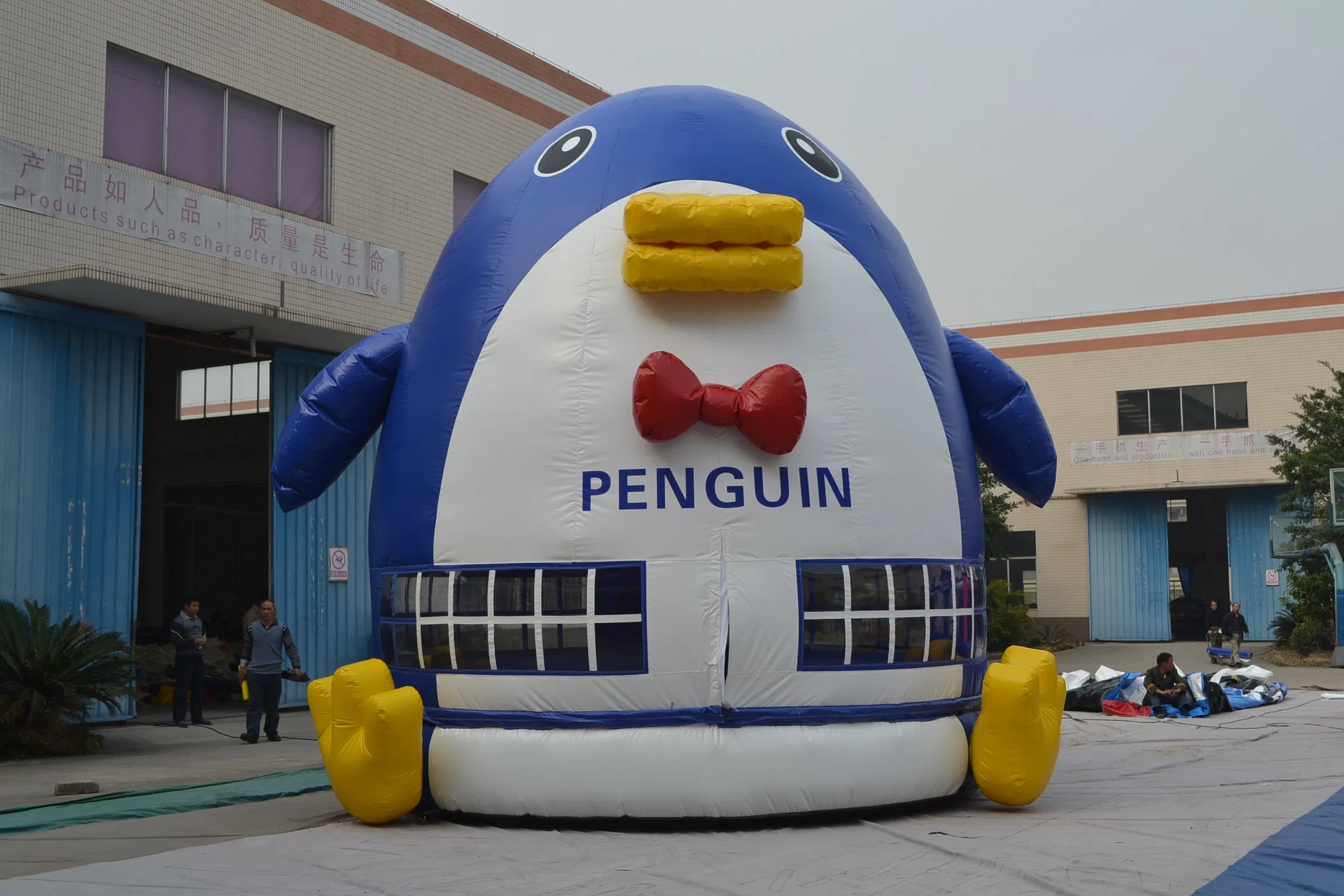 Factory Direct Inflatable Penguin Moonwalk Bouncer – 0.55mm PVC Tarpaulin, 5*5*6m, CE Cert, MOQ 1pc